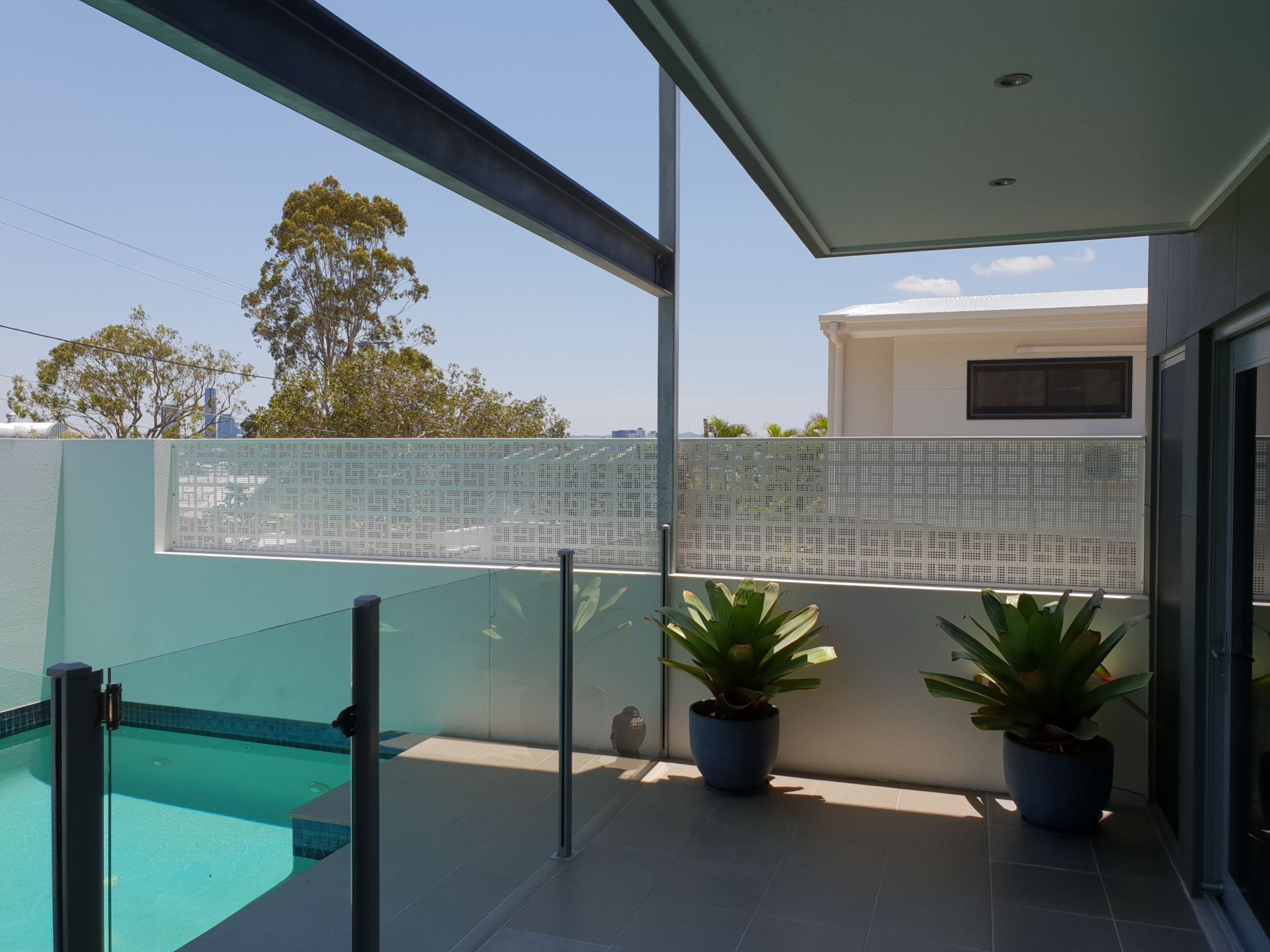 Second storey infinity pool fencing in Textured White, Queensland